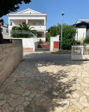 3 Bedroom Apartment Rtina Апартаменты *